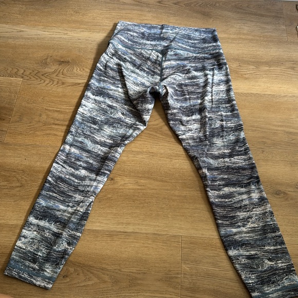 Lululemon  25” navy and white. Excellent condition! - Picture 3 of 7